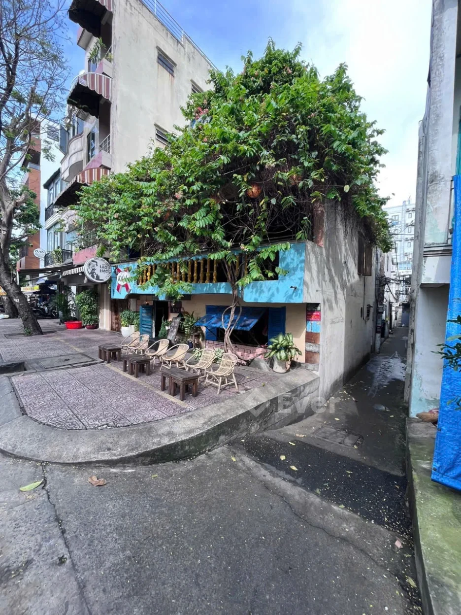 🌟 Nhà Góc Thoáng Q1 – 2 Tầng, 2PN – Hẻm Thông Ba Gác, Giá Chỉ 5.2 Tỷ 🌟