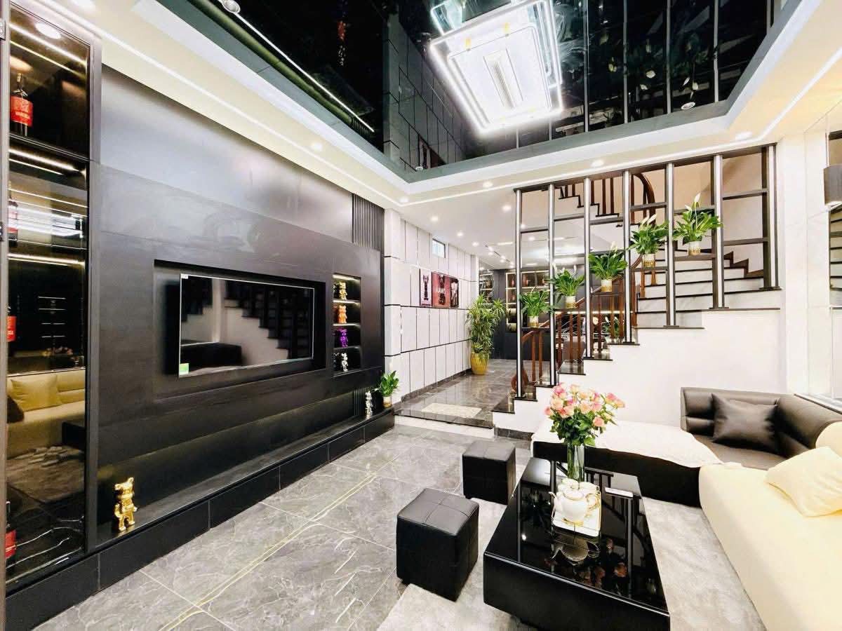 ĐẠI LA, HAI BÀ TRƯNG: 54M - 4T - MT: 4,3m giá 12,8 tỷ - CÁCH 30M RA PHỐ - NGÕ TO, RỘNG- NHÀ ĐẸP FULL NỘI THẤT