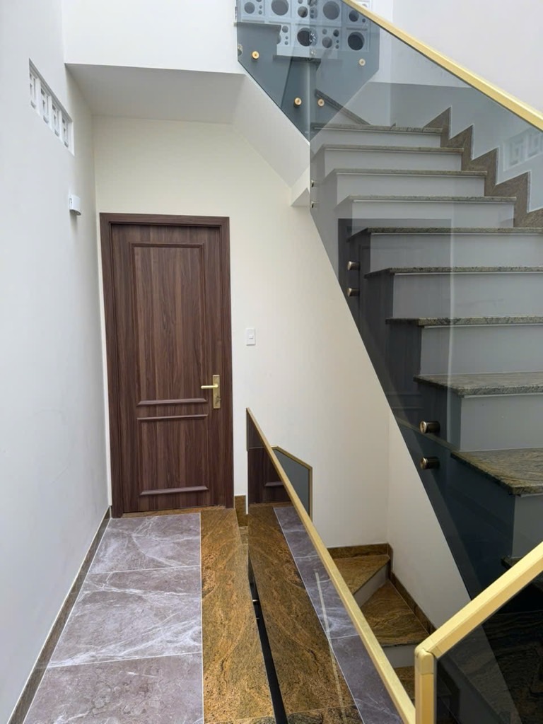 BÁN NHÀ MẶT TIỀN HUYỀN QUANG – QUẬN 1, NGANG 4M, DÀI 15M