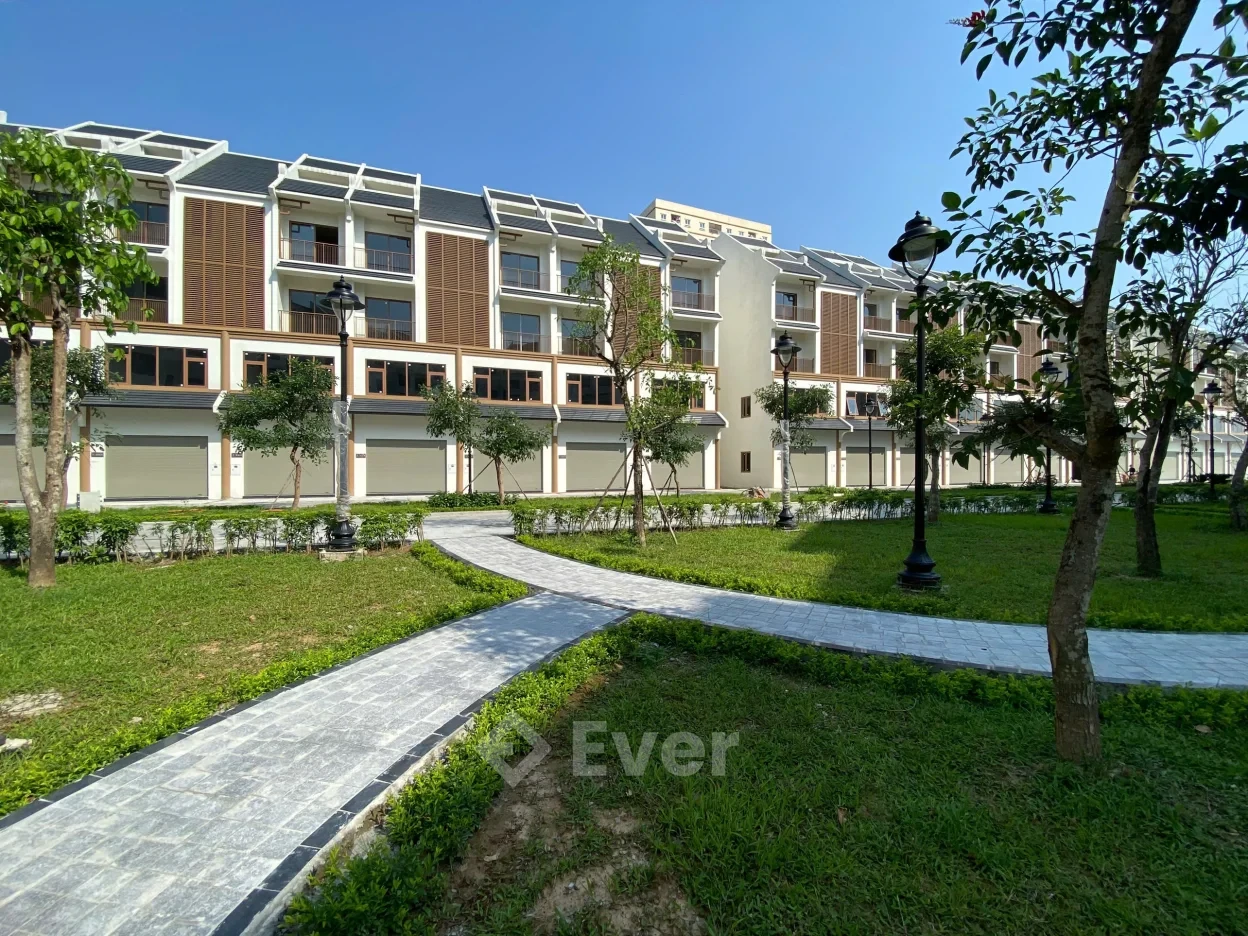 Bán liền kề shophouse chân chung cư phân khu Nhật giá cực tốt