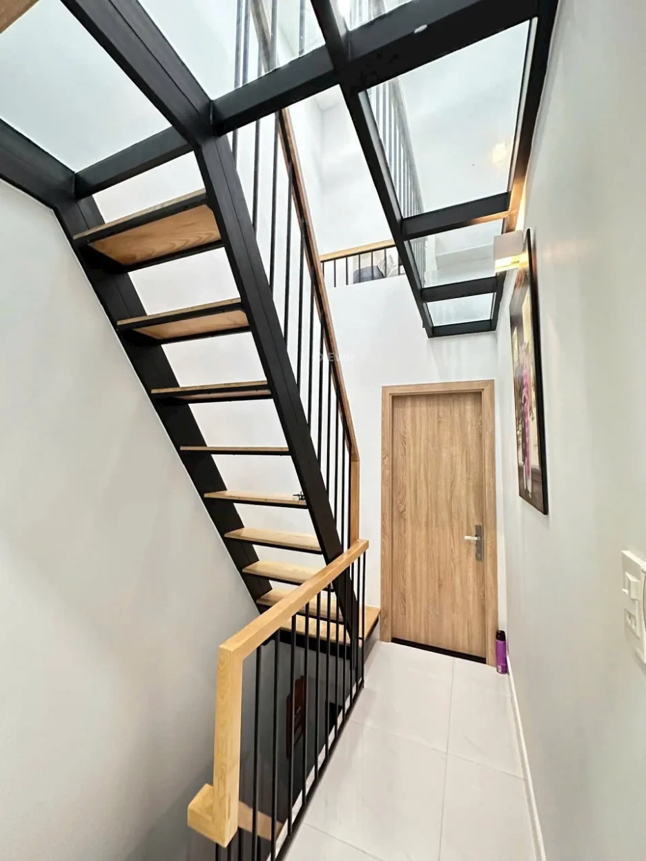 Top nhà nhỏ xinh 3 x 8m 1 trệt 2 lầu Lý Chính Thắng Quận 3 TP.HCM